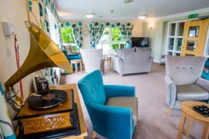 Merino Court, gramophone 