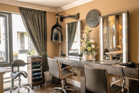 Merriman Grange, Worthing. Salon area