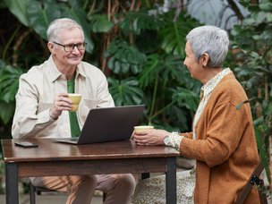 Caring for a Senior Loved One When You Have a Busy Work Schedule