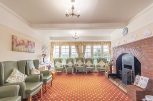 Red House in Yelverton - Lounge with Fireplace