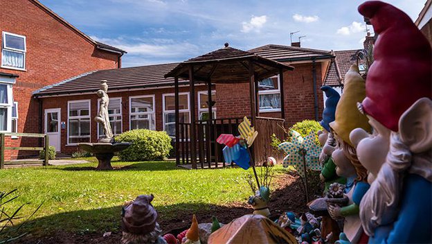 Roxburgh House in Cradley Heath, garden