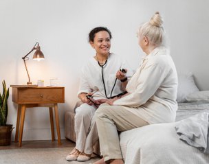 Kome Care Community, carer with eldery client 