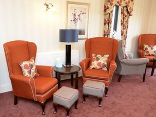 Spencer House In Northampton: Corner Table