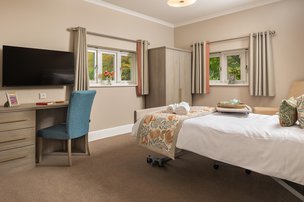 Tall Trees, Chipping Norton, bedroom with desk 