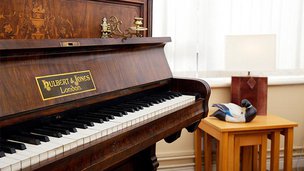Wyndford Locks in Maryhill, piano